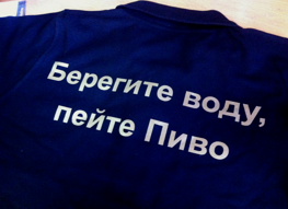 Футболка с одноцветным логотипом на спине Футболка с логотипом